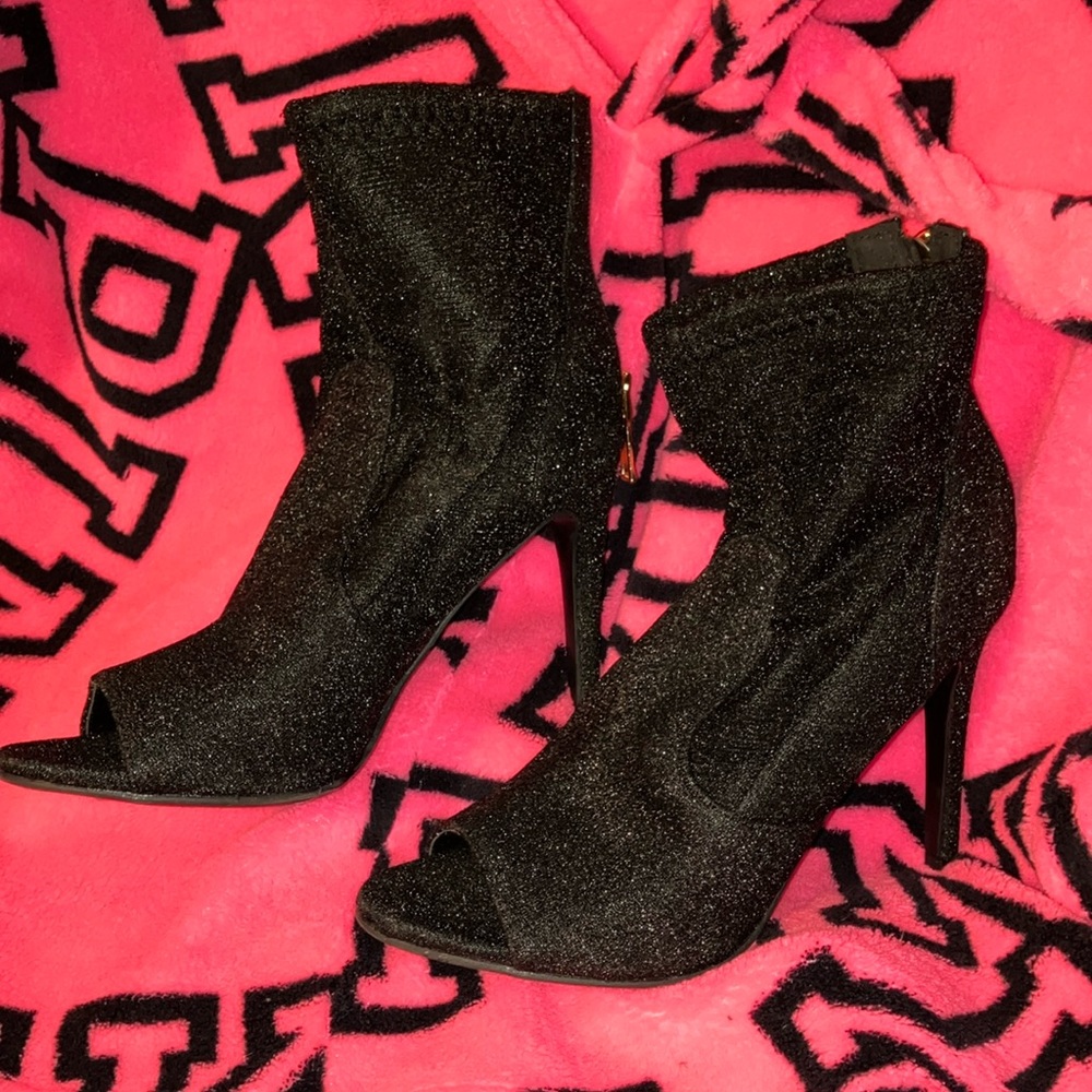 Guess peep toe stretch bootie
